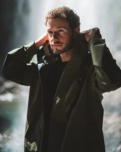 TreeJacket Rain Dark Olive (1st Edition) -Nikin Photo AW24 Rainjacket 1690.935 NS Rainjacket Shoot Waterfall Male 05 Top