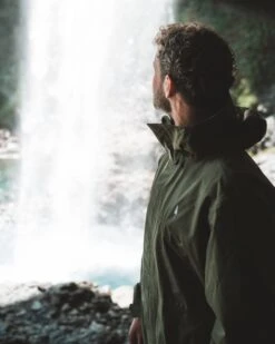 TreeJacket Rain Dark Olive (1st Edition) -Nikin Photo AW24 Rainjacket 1690.935 NS Rainjacket Shoot Waterfall Male 32 Top