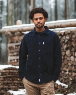 TreePlanter Overshirt Corduroy Dark Navy 10 TreePlanter Overshirt Corduroy Dark Navy -Nikin Photo AW25 Overshirt 1719 NS Navy Shoot Forest Fog Male 04