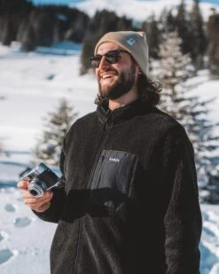 TreeFleece Teddy Relaxed Jacket Dark Anthracite 23 TreeFleece Teddy Relaxed Jacket Dark Anthracite -Nikin Photo AW25 Teddyfleece Fleece Beanie 1720 1707 1180 NS Layering Shoot Mountain Snow Male 8