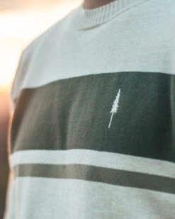 TreePullover Knitted Stripes Raw-Olive -Nikin Photo SS25 Pullover 1766 RG Spring Hill City Sunset Male 4