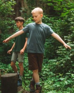 TreeShirt Kids Steel Blue -Nikin Photo SS25 T Shirt 1831 NS Kids Shoot Forest Male 02